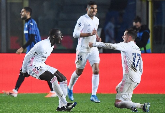 Ferland Mendy (trái) ăn mừng bàn thắng quý giá cho Real. Ảnh: Getty Images