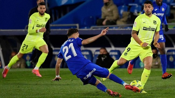 Atletico bị Getafe cầm chân, Benzema lập cú đúp cứu Real ảnh 1