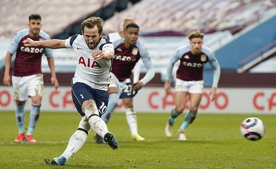 Harry Kane sút thắng phạt đền mở đường chiến thắng cho Tottenham. Ảnh: Getty Images    