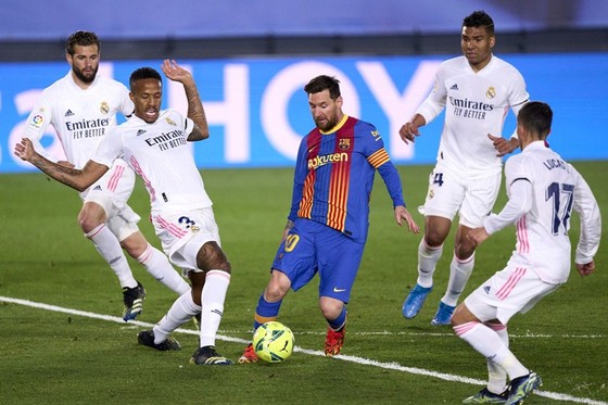 Real Madrid thắng El Clasico để lên đỉnh La Liga ảnh 1