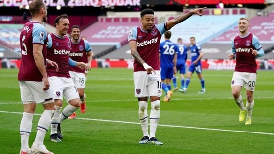 Quỷ đỏ đòi nợ thành công Tottenham, West Ham trở lại tốp 4 ảnh 1