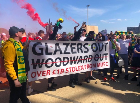 Nhà Glazer viết thư ngỏ xoa dịu người hâm mộ Man.United ảnh 1