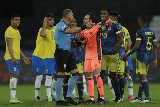 Copa America 2021: Ngược dòng đầy tranh cãi, Brazil toàn thắng ảnh 1