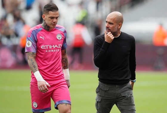 HLV Pep Guardiola bớt lo khi thủ thành số 1 Ederson có thể thi đấu tại Leicester. Ảnh: Getty Images