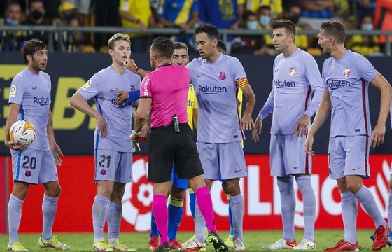 Barca chật vật cầm hòa tại Cadiz ảnh 1