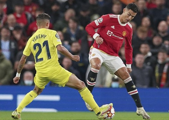 Ronaldo giải cứu bầy Quỷ đỏ ảnh 1