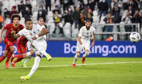 vKylian Mbappe tỏa sáng để giúp tuyển Pháp ngược dòng vào chung kết.