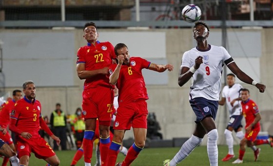 Tammy Abraham thoải mái kiểm soát bóng trước hàng thủ Andorra.