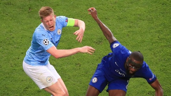 De Bruyne đồng cảm với Sterling ảnh 1