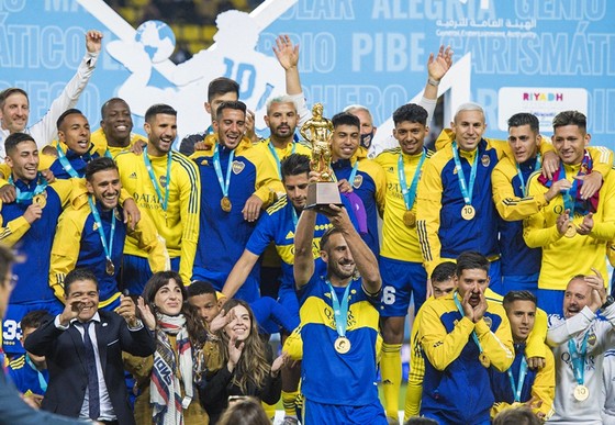 Boca Juniors nâng Diego Maradona Cup sau khi thắng Barca.