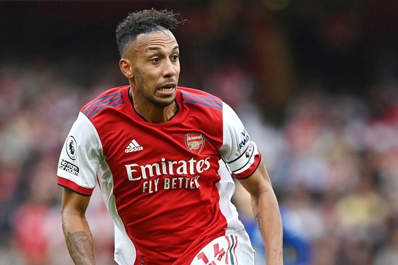 Pierre Emerick-Aubameyang trở thành đội trưởng thứ 2 liên tiếp của Arsenal bị tước băng.