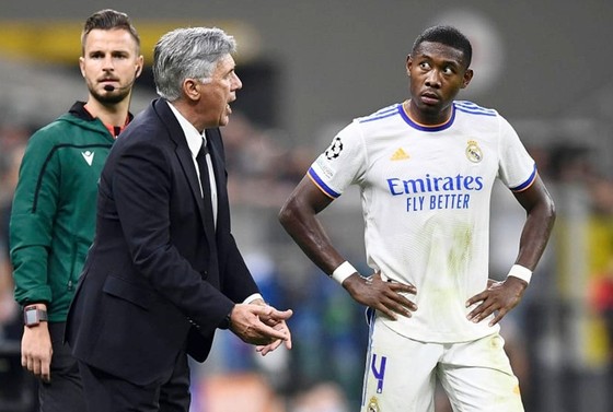 HLV Carlo Ancelotti mất thêm cột David Alaba vì Covid-19.