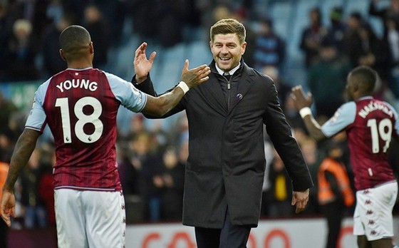 HLV Steven Gerrard khen ngợi sự dũng cảm của cầu thủ Aston Villa. Ảnh: Getty Images