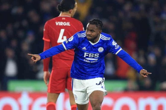 Ademola Lookman ghi bàn nhấn chìm Liverpool. Ảnh: Getty Images