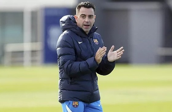 HLV Xavi Hernandez trở lại sau kỳ nghỉ năm mới trên sân tập vắng vẻ.