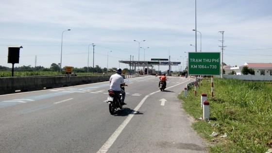 Đường nông thôn tan nát vì xe tải né trạm thu phí ảnh 3