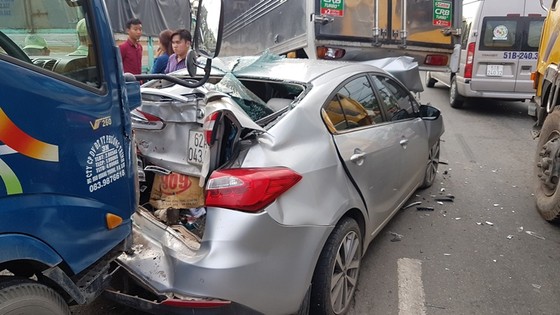 Va chạm liên hoàn trên Quốc lộ 22, nhiều phương tiện hư hỏng nặng ảnh 1