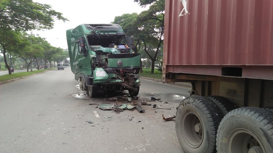 Tông vào xe container đậu giữa đường, một tài xế bị thương nặng ảnh 1