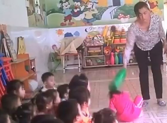 Vụ bạo hành trẻ gây chấn động ở Lớp mẫu giáo Mầm Xanh: Khởi tố vụ án ảnh 1