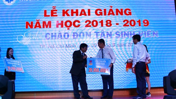 Bảo hiểm PVI Bến Thành trao học bổng và mũ bảo hiểm cho học sinh ảnh 2