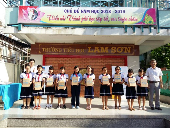 Bảo hiểm PVI Bến Thành trao học bổng và mũ bảo hiểm cho học sinh ảnh 1