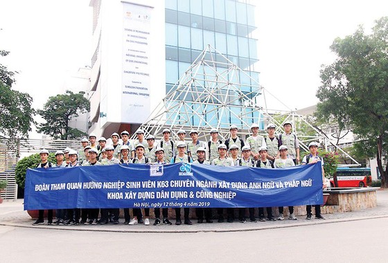 Công ty CP Tập đoàn Xây dựng Hòa Bình tổ chức tham quan công trình cho sinh viên Đại học Xây dựng ảnh 1