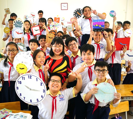 Bài 3 - Giáo viên trung học cơ sở: Những người “lái đò” tận tụy ảnh 1