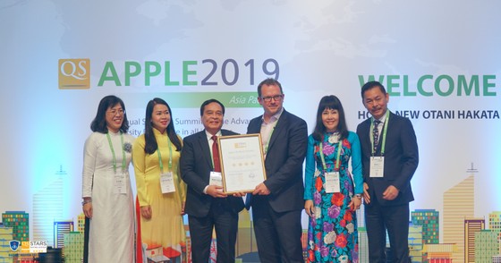 Hiệu trưởng Trường ĐH Nguyễn Tất Thành được vinh danh tại Lễ trao giải Men&life Awards ảnh 2