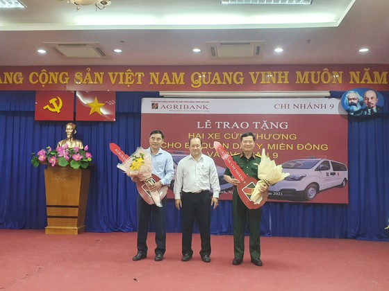 Trao tặng 2 xe cứu thương cho Bệnh viện Quân Dân y Miền Đông và Bệnh viện Quận 9 ảnh 1