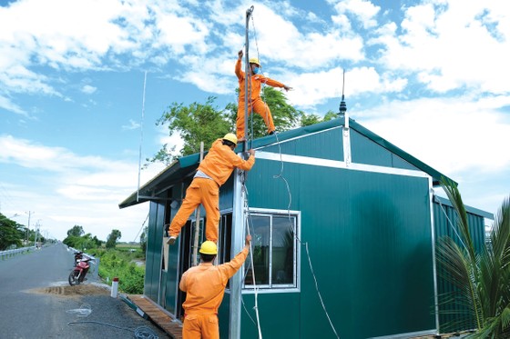 Tổng Công ty Điện lực miền Nam (EVNSPC): Tăng cường hướng dẫn phòng tránh tai nạn điện mùa mưa bão ảnh 1