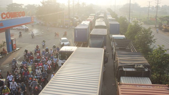 Va chạm liên hoàn với xe Container, hai vợ chồng thoát chết ảnh 4