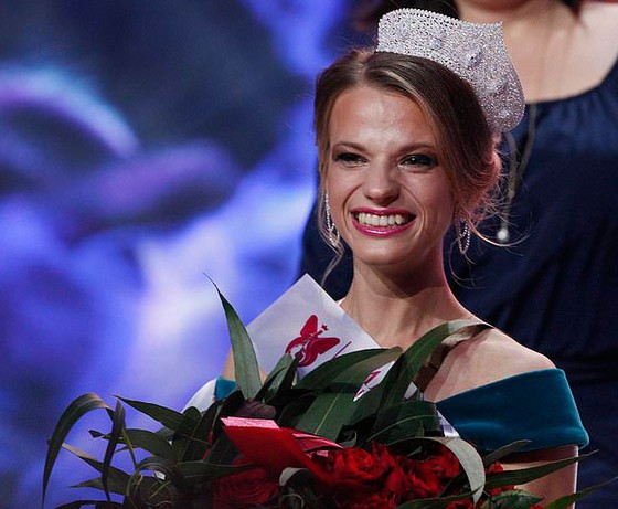 Nữ sinh viên Belarus đăng quang Hoa hậu ngồi xe lăn thế giới lần thứ nhất ảnh 3