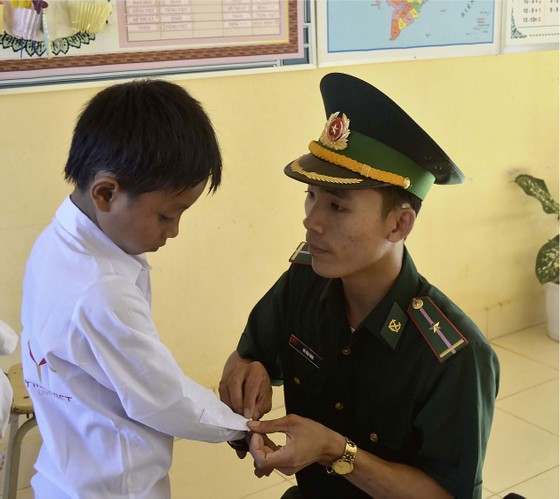 Mang hơi ấm đến học trò vùng cao ảnh 1