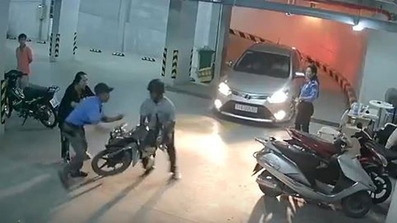 Nhân viên bảo vệ chung cư đánh người nhập viện khai gì? ảnh 2