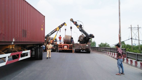 Cuộn sắt gần 20 tấn rơi khỏi xe đầu kéo, nhiều người đi đường hoảng sợ ảnh 4