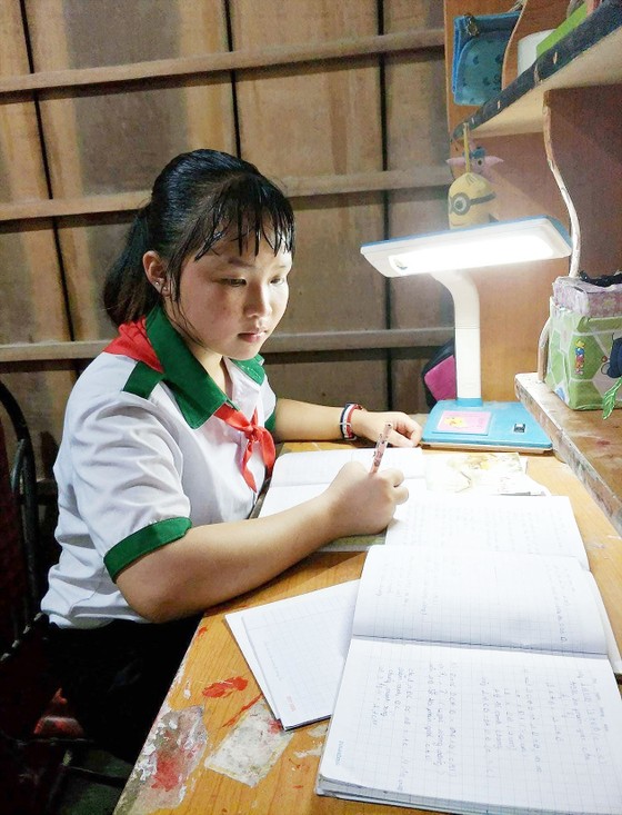 Nỗi lòng cô bé mồ côi mẹ ảnh 1