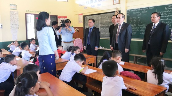  Bí thư Thành ủy TPHCM Nguyễn Thiện Nhân thăm Nguyên Tổng Bí thư Lào Khamtay Siphandon ảnh 3