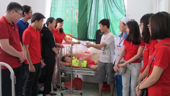 Tặng quà bệnh nhi nghèo bệnh viện Nhi đồng 2 TPHCM ảnh 1