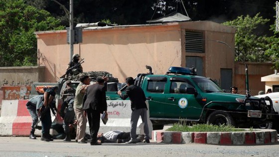 Afghanistan: Ít nhất 25 người thiệt mạng trong 2 vụ đánh bom liều chết tại Kabul ảnh 5