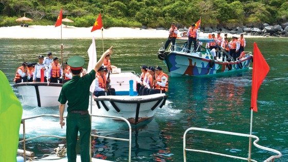 Một ngày trên đảo yến ảnh 2