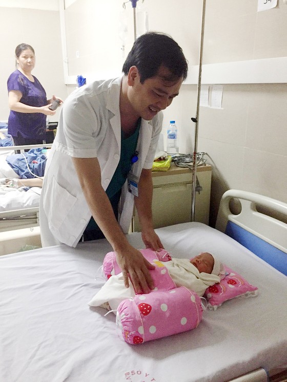 Bé gái nặng 3,2 kg chào đời khỏe mạnh dù mẹ hôn mê suốt 3 tháng liền ảnh 1