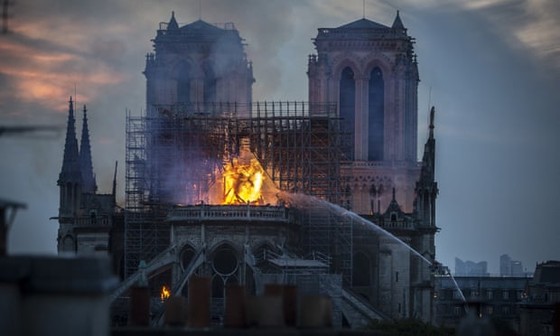 Vụ cháy Nhà thờ Đức Bà Paris: Bảo toàn được phần tháp chuông chính và tường nhà thờ ảnh 1