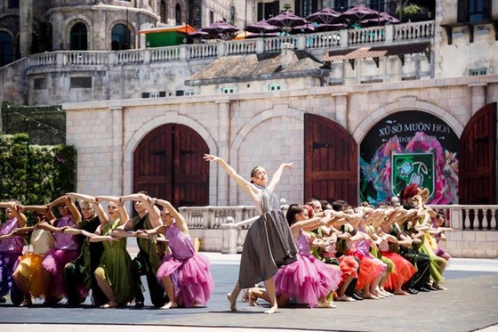 Bật mí khoảnh khắc ấn tượng trước show nghệ thuật quy mô ảnh 2