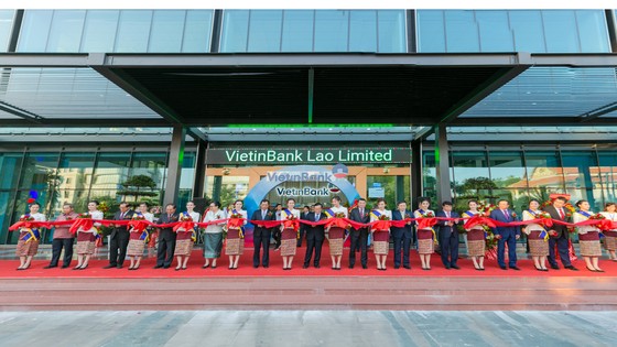 Phó Thủ tướng Lào: Tôi tin tưởng VietinBank sẽ phát triển thành ngân hàng thương mại chủ lực tại Lào ảnh 2