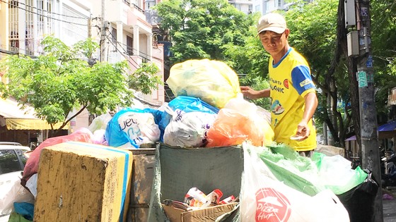 Nhiều khó khăn khi chuyển đổi phương tiện thu gom rác ảnh 1