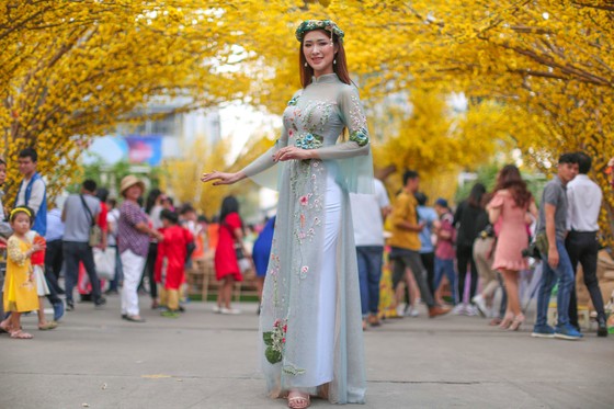 Hoa hậu Du lịch Tường Vy rạng ngời dạo phố ông đồ ảnh 5