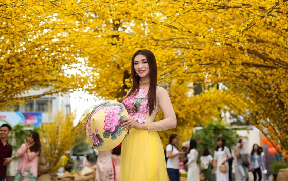 Hoa hậu Du lịch Tường Vy rạng ngời dạo phố ông đồ ảnh 9