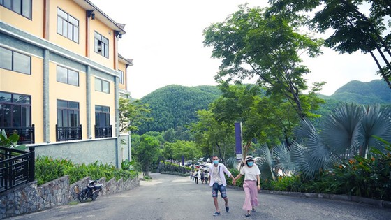 Du khách hào hứng trong ngày đầu Bà Nà Hills đón khách trở lại ảnh 8