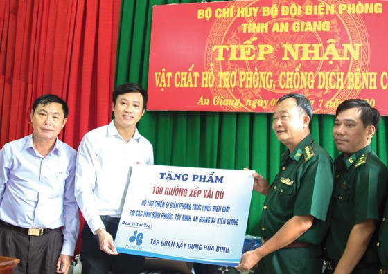 Hòa Bình trao quà tặng cho bộ đội biên phòng và học sinh vùng biên ảnh 2