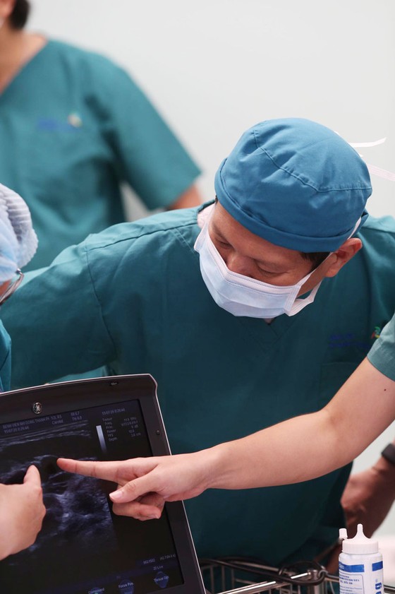 Trúc Nhi - Diệu Nhi được đưa ra khỏi phòng mổ ảnh 16
